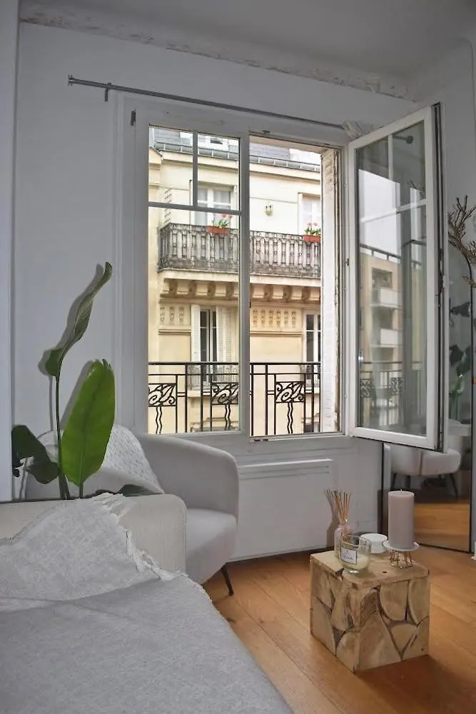 Louis' Haven Daire Paris